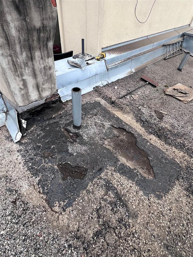 Membrane endommagée autour d’une colonne de ventilation sur un toit plat