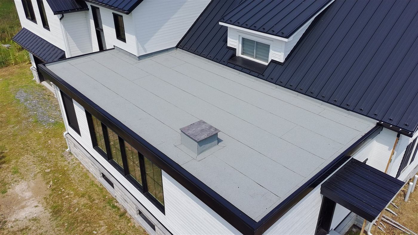 Toit plat résidentiel en membrane élastomère, Hinchinbrooke